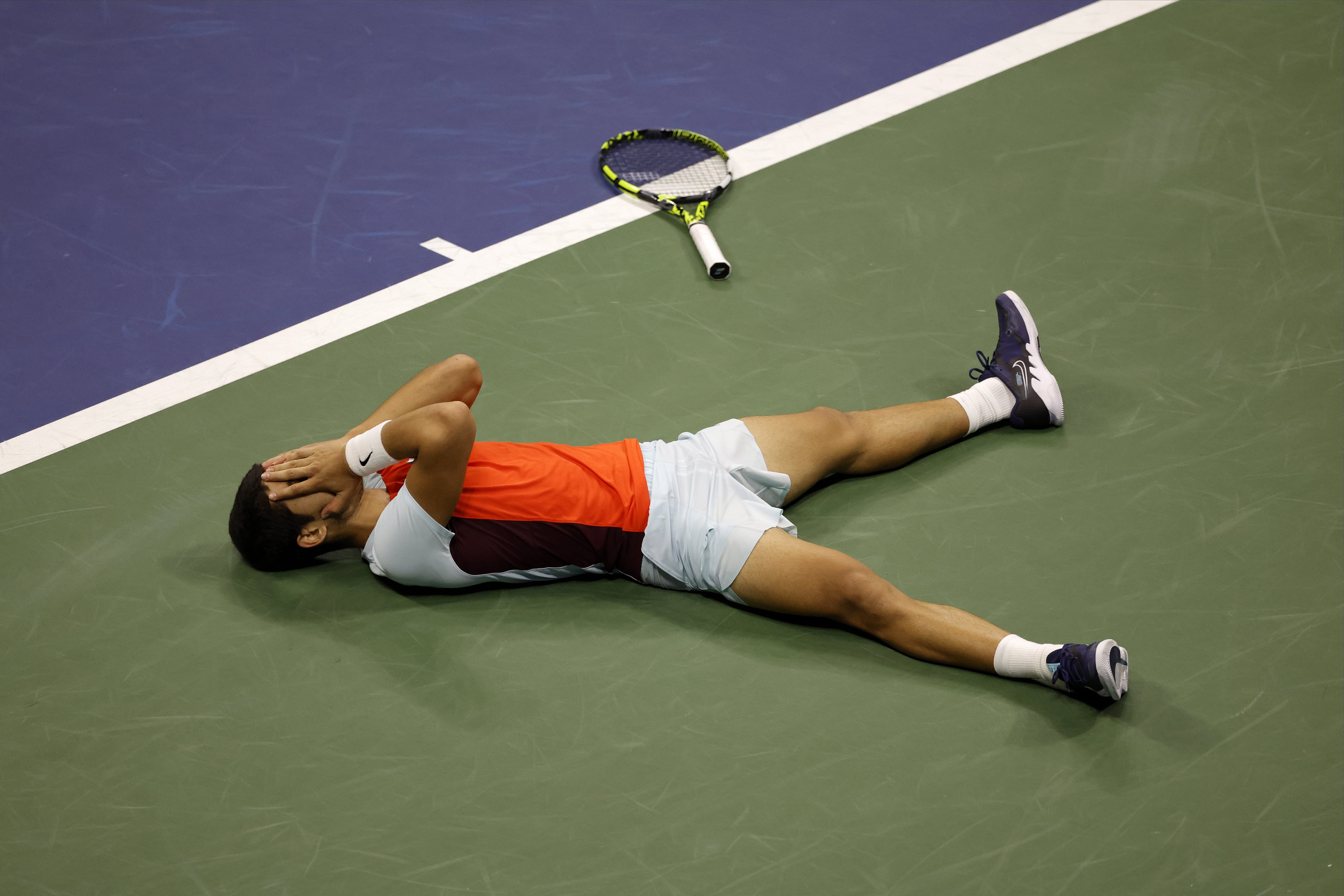 Carlos Alcaraz celebra el pase a la siguiente ronda en el US Open. EFE/ Brian Hirschfeld