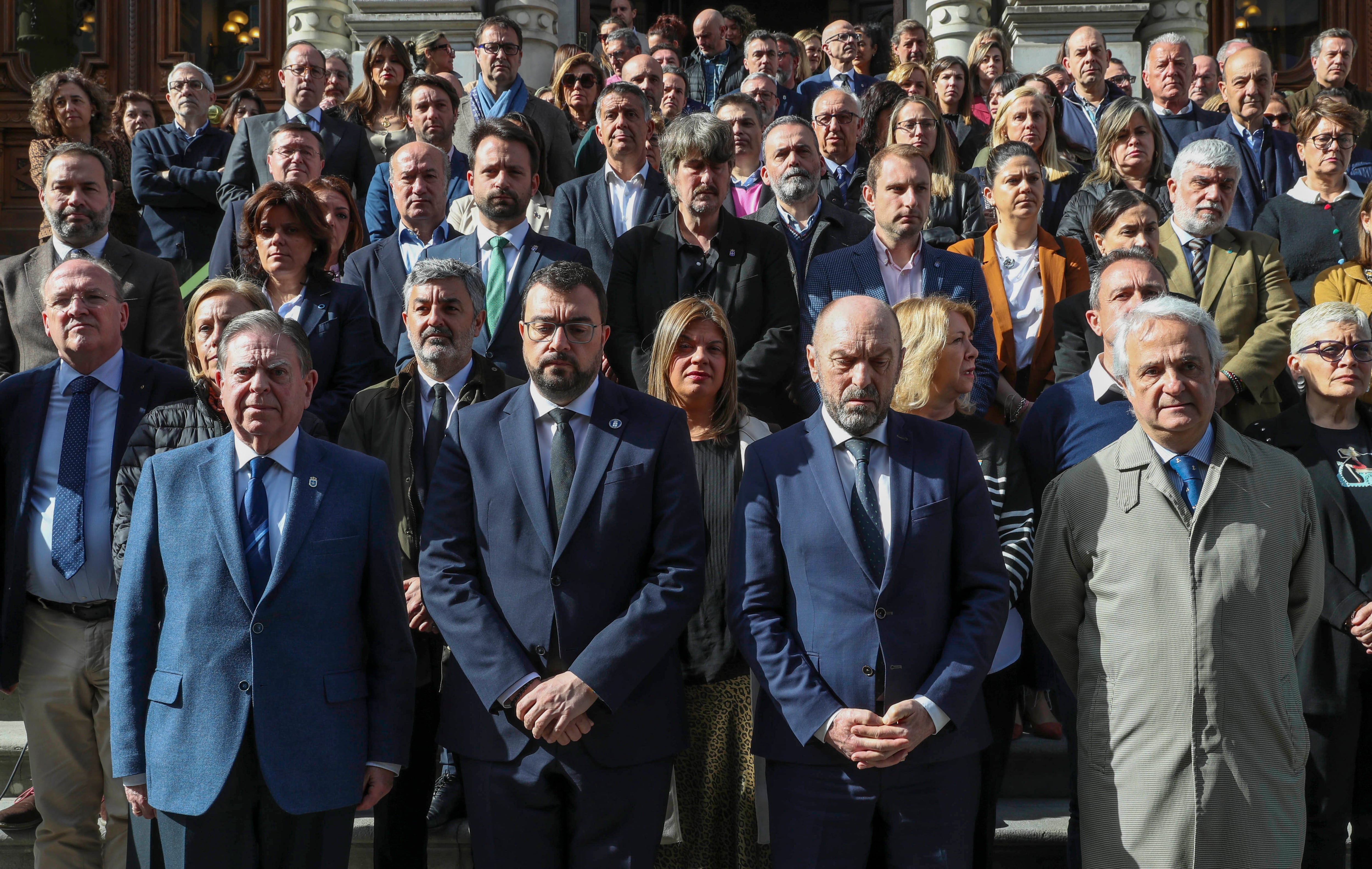 FOTODELDÍA OVIEDO, 01/04/2025.- El presidente del Principado, Adrián Barbón (2i) en el minuto de silencio guardado este martes en la Junta General del Principado por las víctimas, cinco mineros leoneses, de la explosión de ayer en la mina de Cerredo, en el concejo asturiano de Degaña . EFE/ J.L.Cereijido
