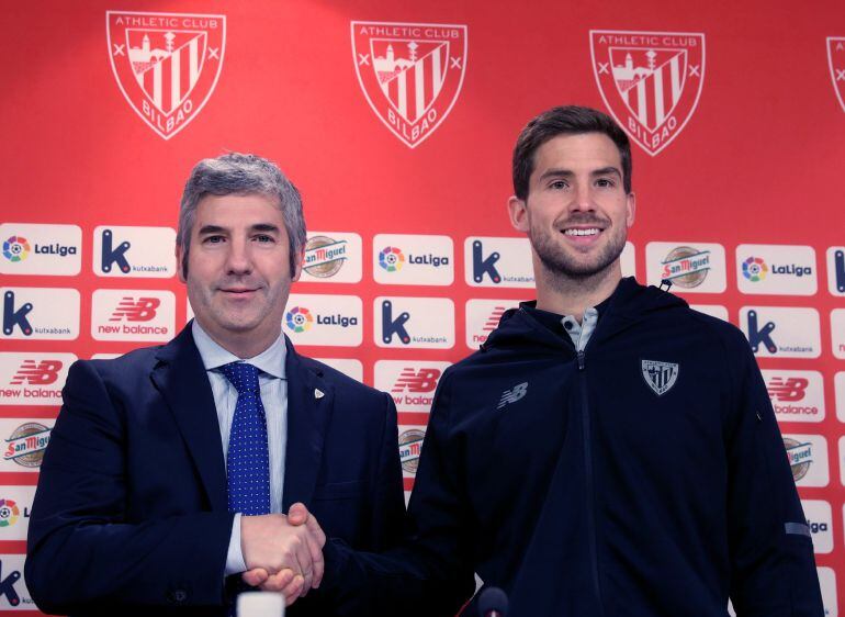 El central internacional Iñigo Martínez (d), junto al presidente del Athletic Club, Josu Urrutia (i), esta tarde en Bilbao durante su presentación como nuevo jugador del club