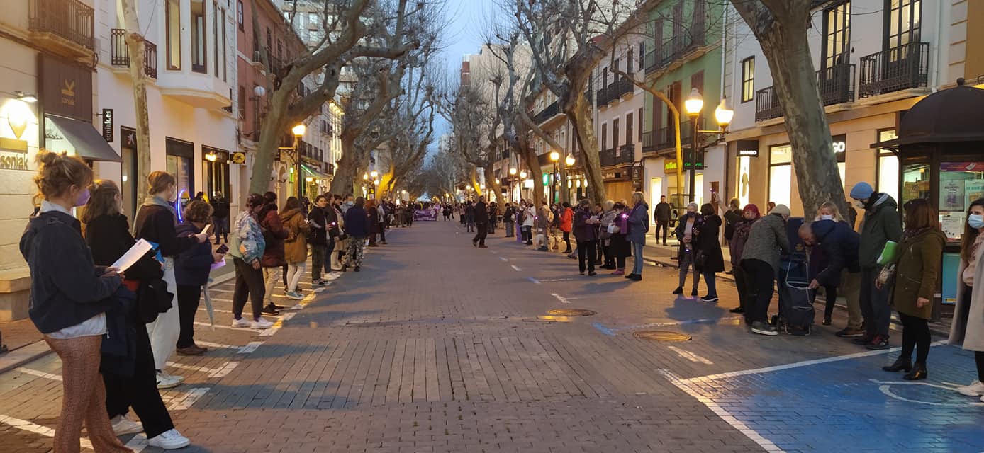 Cadena humana por el 8 de marzo, en la calle Marqués de Campo en Dénia.