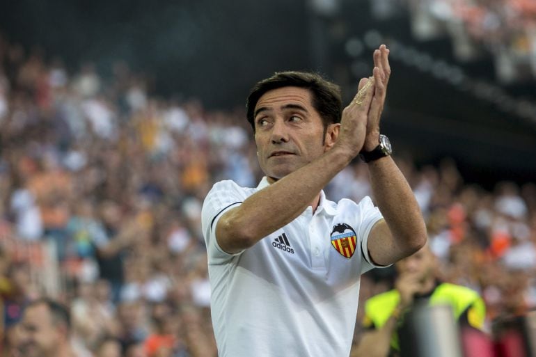 Marcelino García Toral saluda a la afición antes de comenzar el Valencia -Atalanta