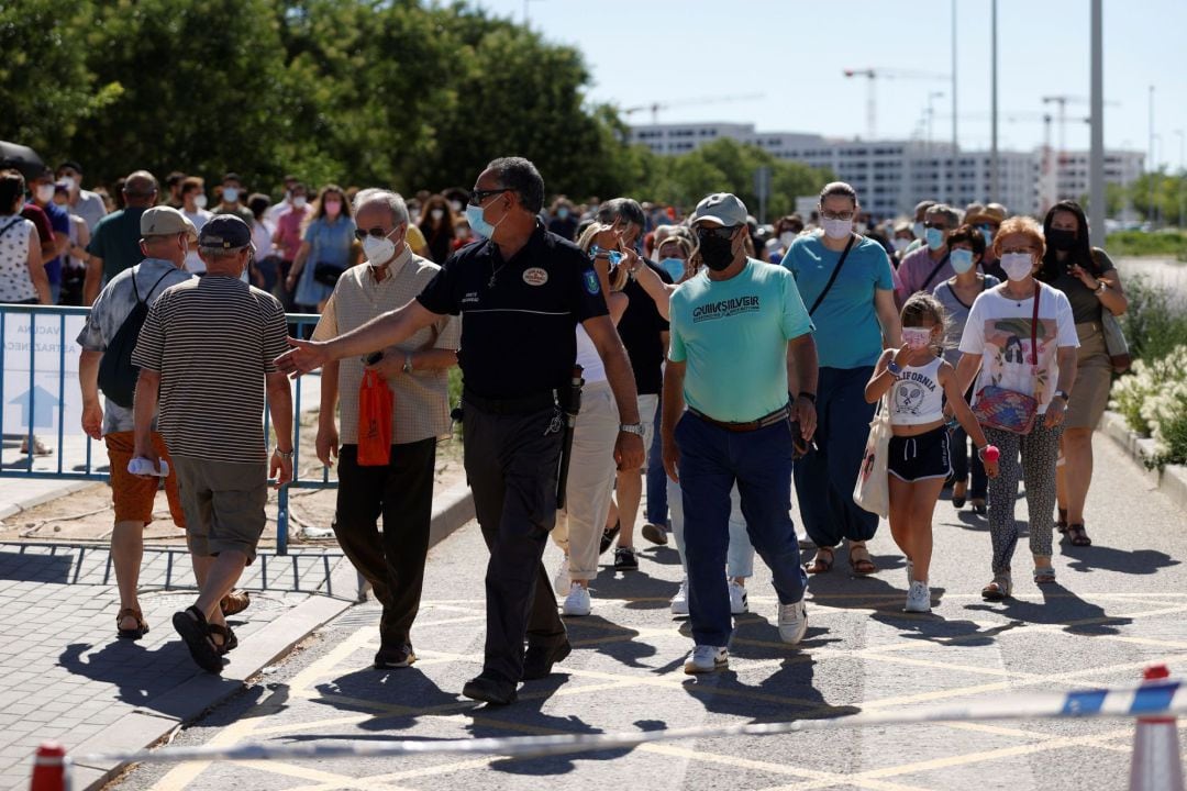 Centenares de ciudadanos esperando en la calle en las largas colas del Hospital Enfermera Isabel Zendal de Madrid