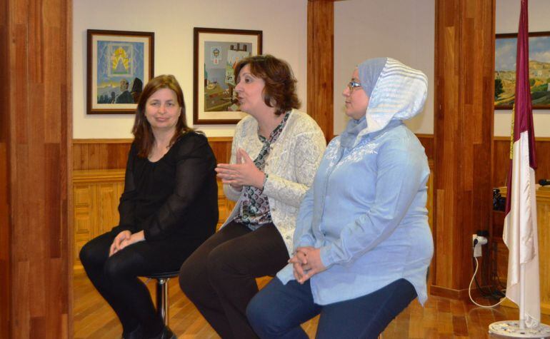 Patricia Franco, consejera, con dos participantes de CREA