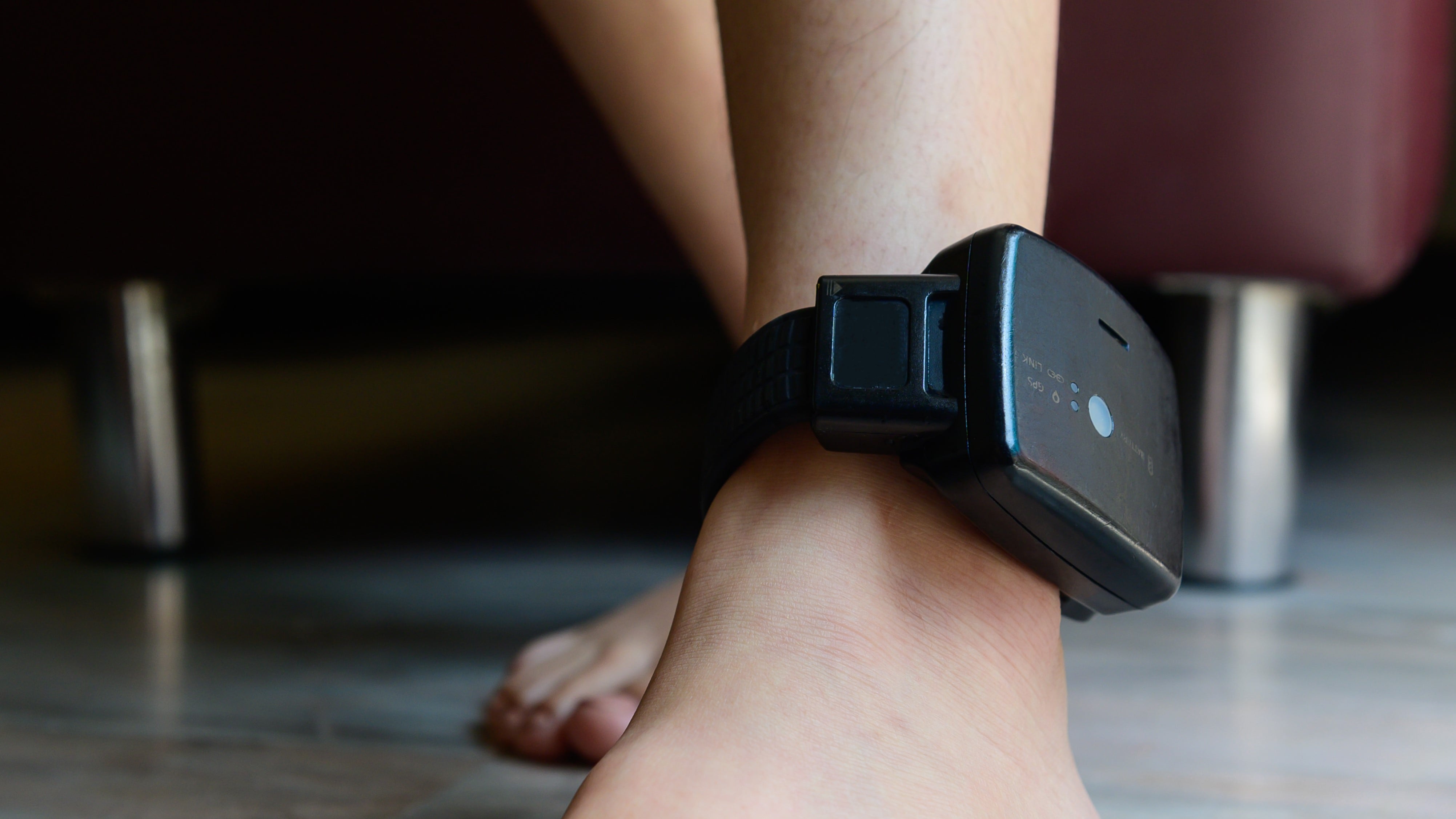 Una imagen de archivo de una pulsera en el tobillo de un maltratador