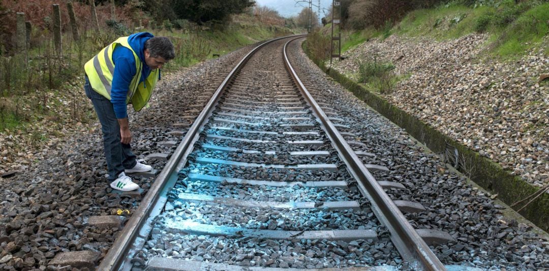 Un técnico examina el punto donde ardió la locomotora