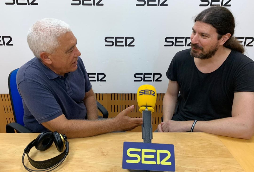 José Martínez (izquierda) junto a Juan Ramón Fernández (derecha) en los estudios de Radio Murcia.