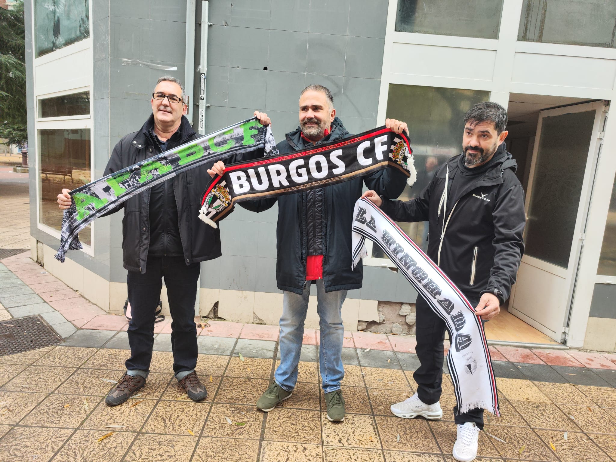 De izquierda a derecha, José Antonio Rojo (Asociación Pequeños Accionistas del Burgos CF), Gonzalo Díez y Paco Camargo, representantes ambos de la Federación de Peñas del Burgos CF. / Foto: Radio Castilla Cadena SER