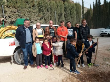 Foto de familia con alcalde, concejales y alumnos participantes en la jornada