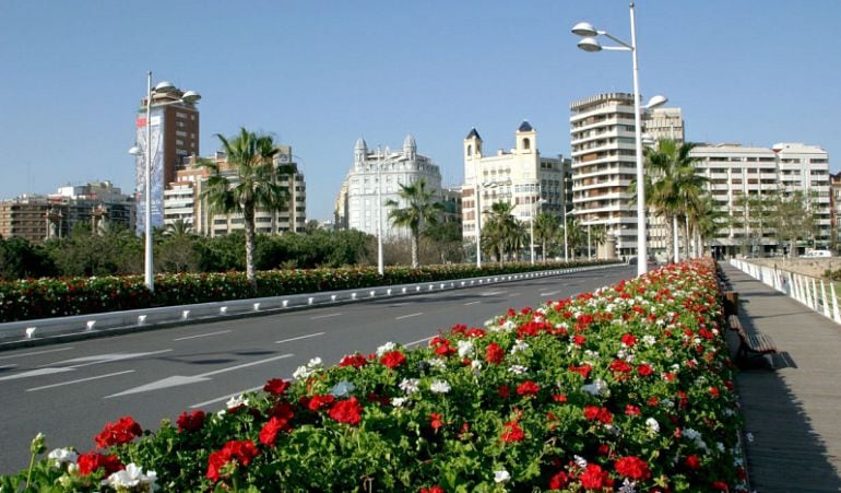 Una imagen reciente del puente de las Flores de Valencia