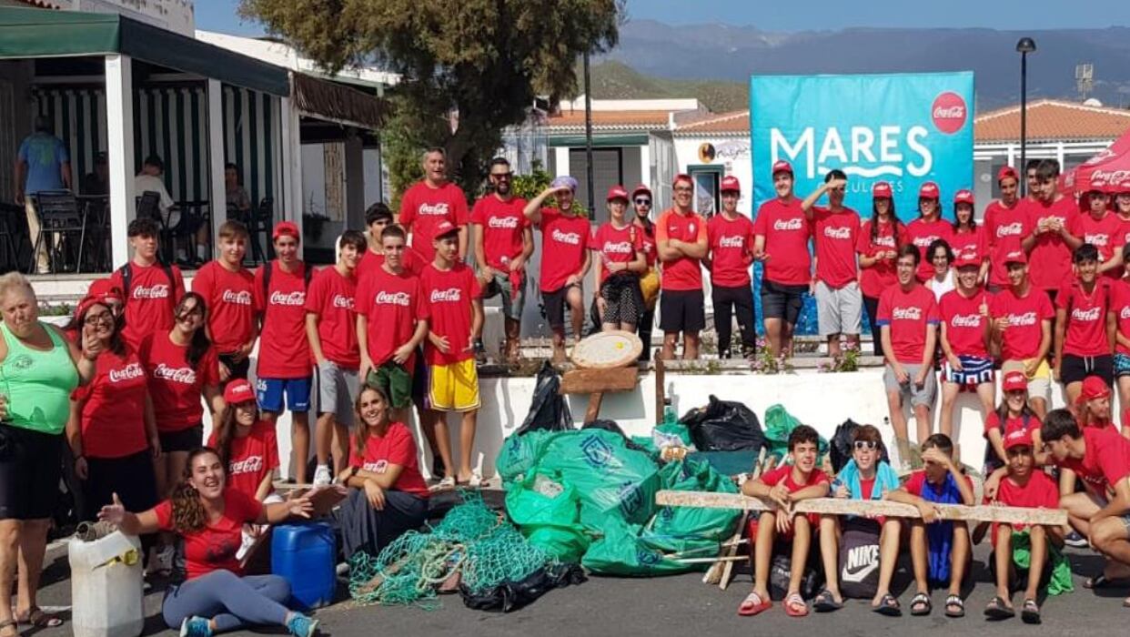 Un grupo de personas participa en el programa Mares Circulares de CocaCola en Tenerife