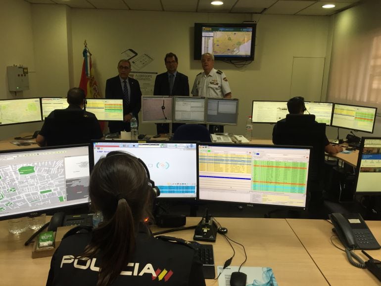 Sala del 091 de la Policía Nacional de Alicante.