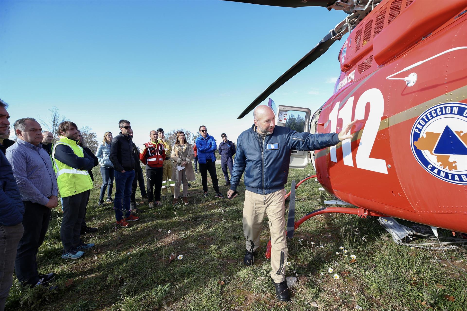 La consejera de Presidencia, Paula Fernández, asiste al curso de extinción de incendios con el helicóptero Maya Dama