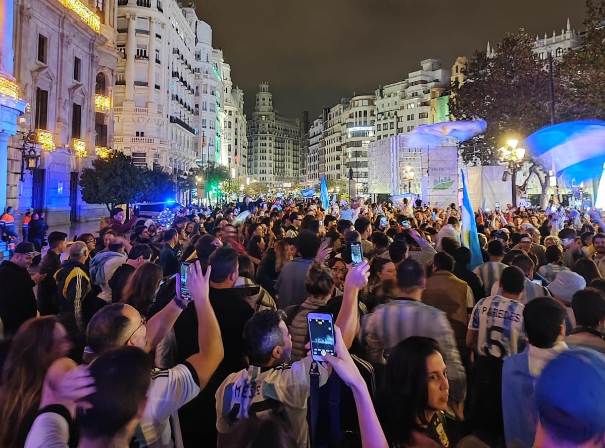 La afición de Argentina celebra en València la victoria en el mundial de Qatar.