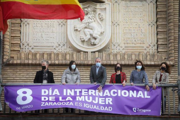 Pancarta en el balcón del Ayuntamiento de Zaragoza