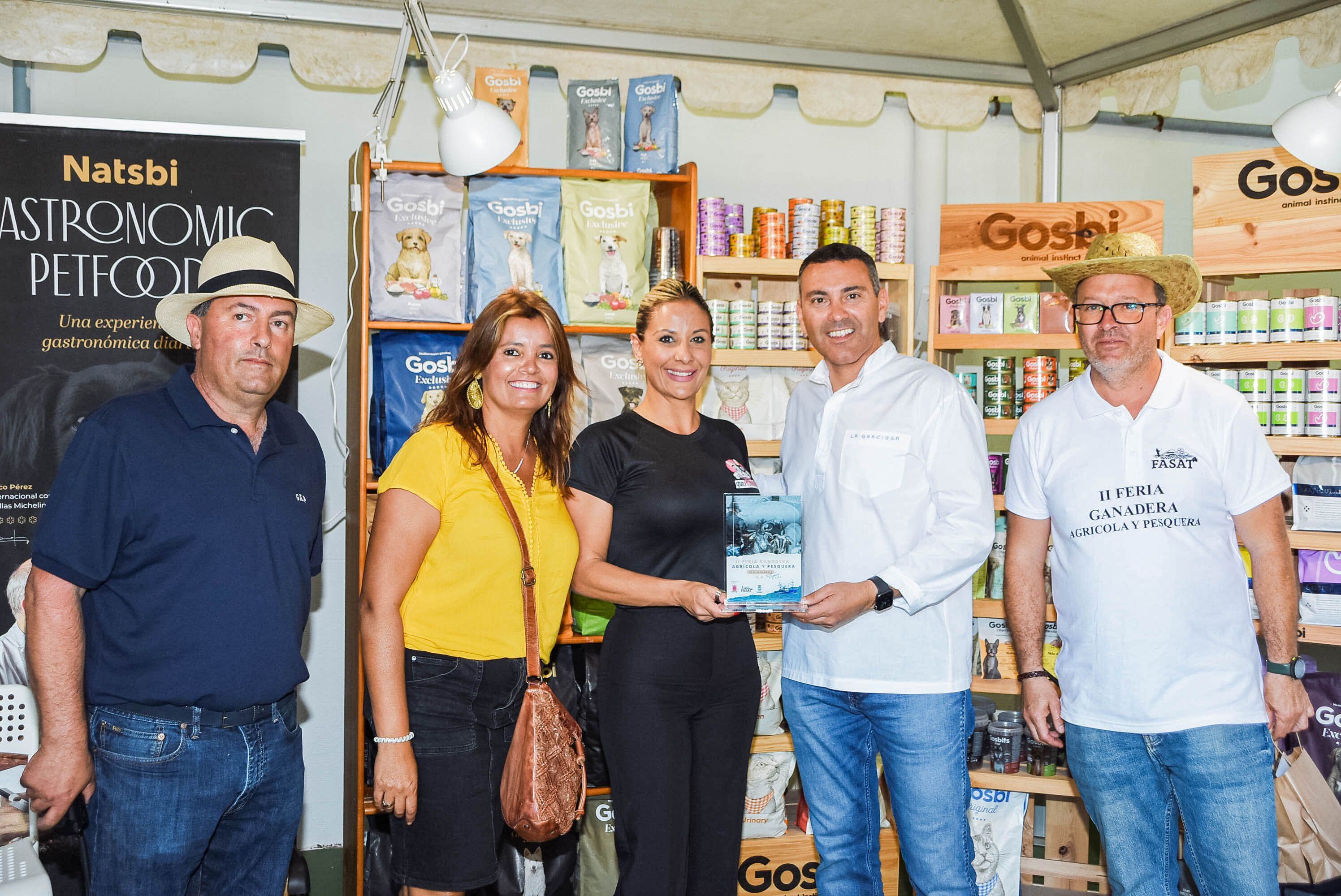 Autoridades municipales de Teguise en la feria.