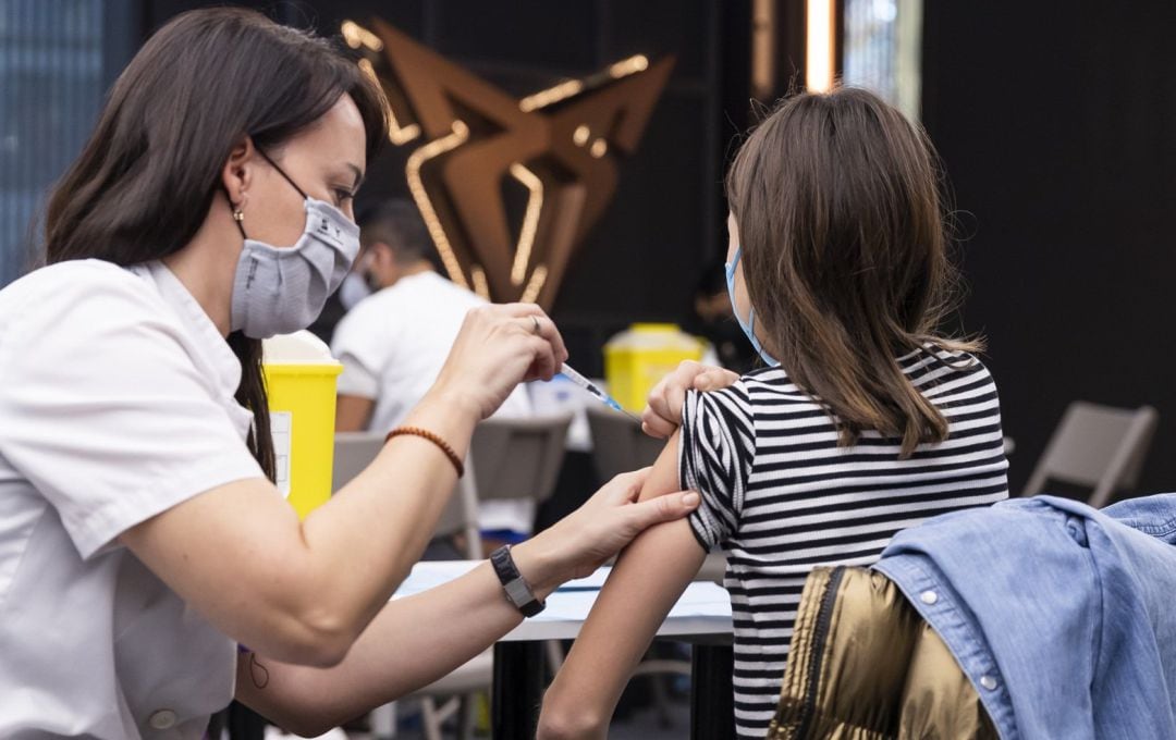 Seat vacuna a 130 menores en el primero de ocho días de vacunación infantil en Casa Seat.