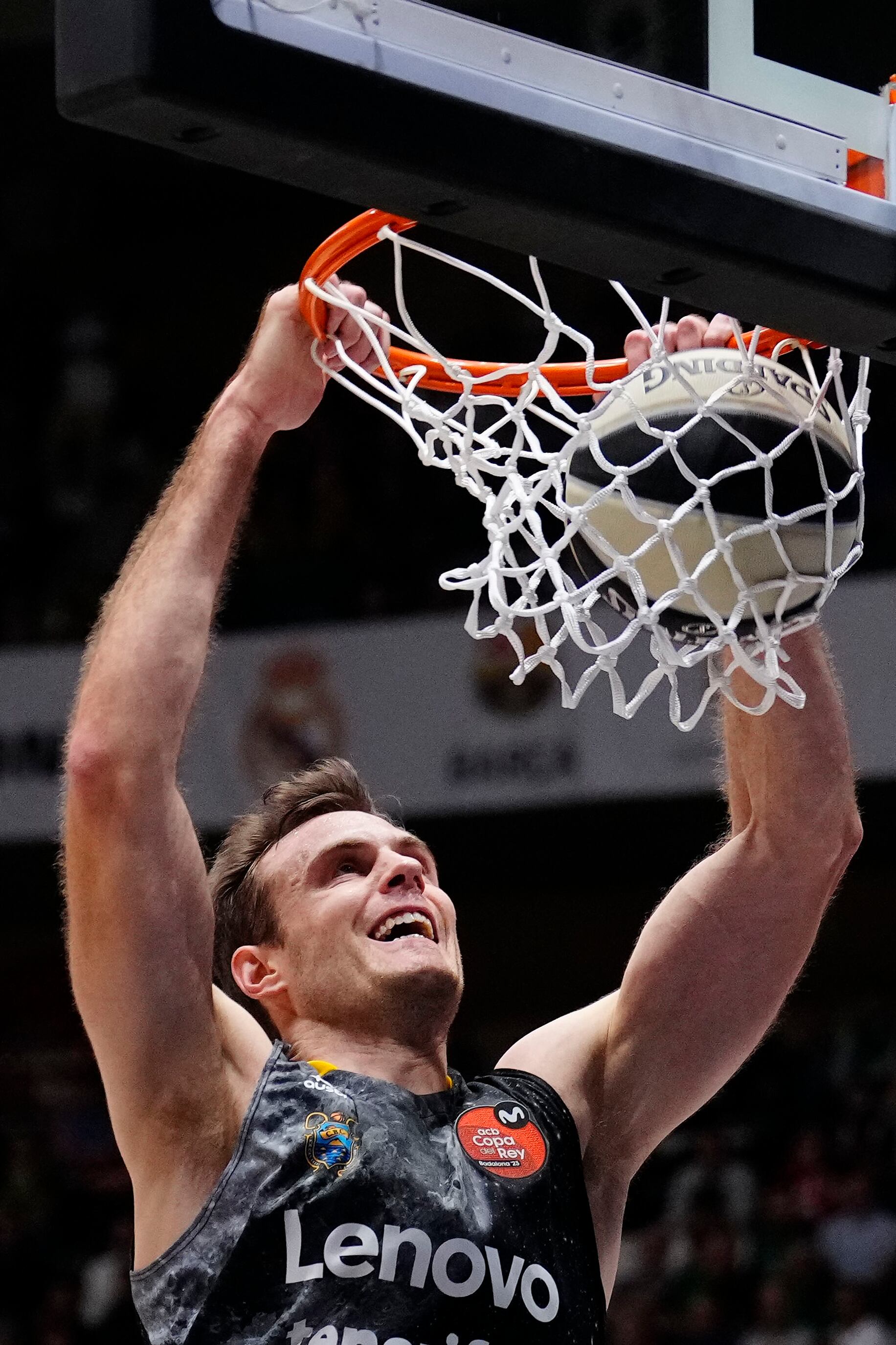 BADALONA, 17/02/2023.- El alero estadounidense del Lenovo Tenerife Tim Abromaitis ejecuta un mate durante el encuentro correspondiente a los cuartos de final de la Copa del Rey que han disputado hoy viernes frente a Gran Canaria en el Pabellón Olímpico de Badalona. EFE/ Enric Fontcuberta.