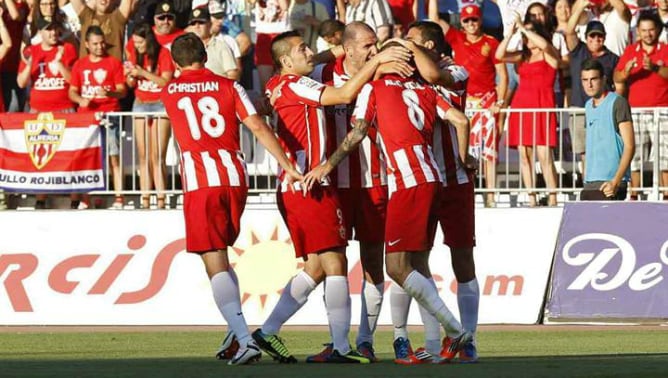 Los jugadores del Almería celebran el primer gol del equipo, conseguido por Aleix Vidal, durante el partido de vuelta de la eliminatoria de ascenso a Primera División entre el Almería y el Girona.