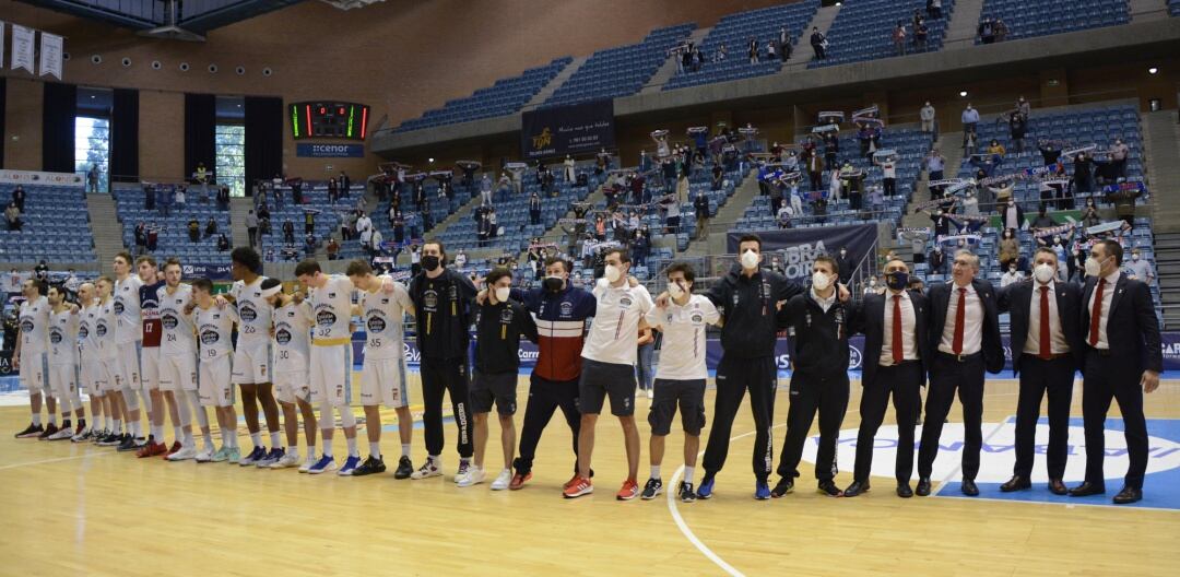 Jugadores y cuerpo técnico cantan el Miudiño junto con la afición tras el partido