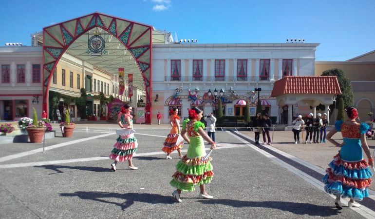 Simpáticas japonesas bailan como si fueran de Utrera ante un no muy numeroso público.