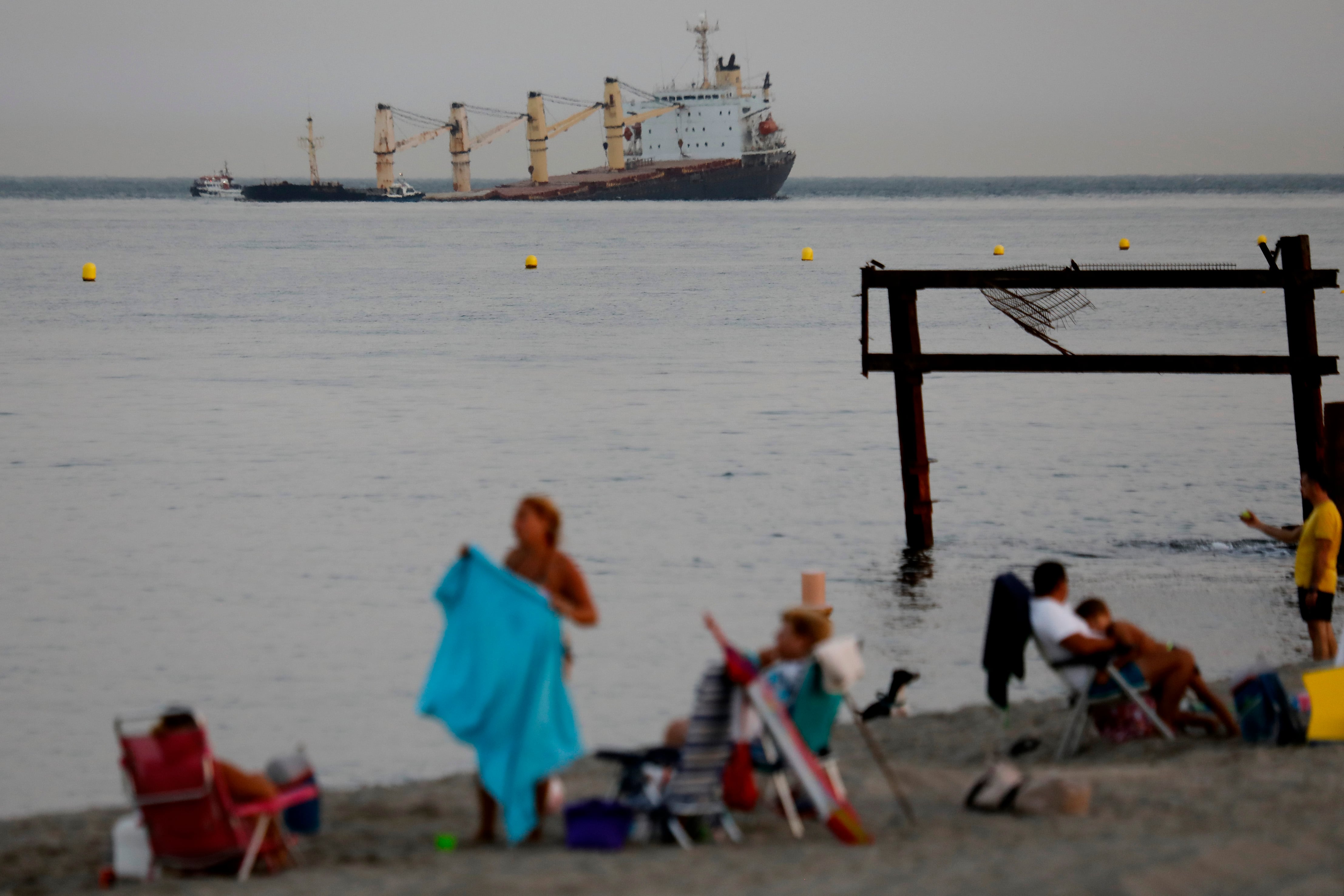 El casco de un barco granelero cargado de hidrocarburos se ha roto después de chocar el martes con otro buque cuando salía de Gibraltar hacia los Países Bajos, lo que ha provocado una fuga de aceite lubricante