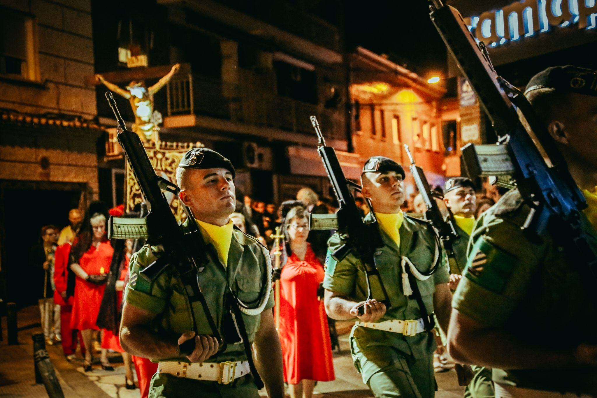 La Brigada Paracaidista participando en la procesión del Cristo de la Salud en las fiestas locales de Paracuellos de Jarama