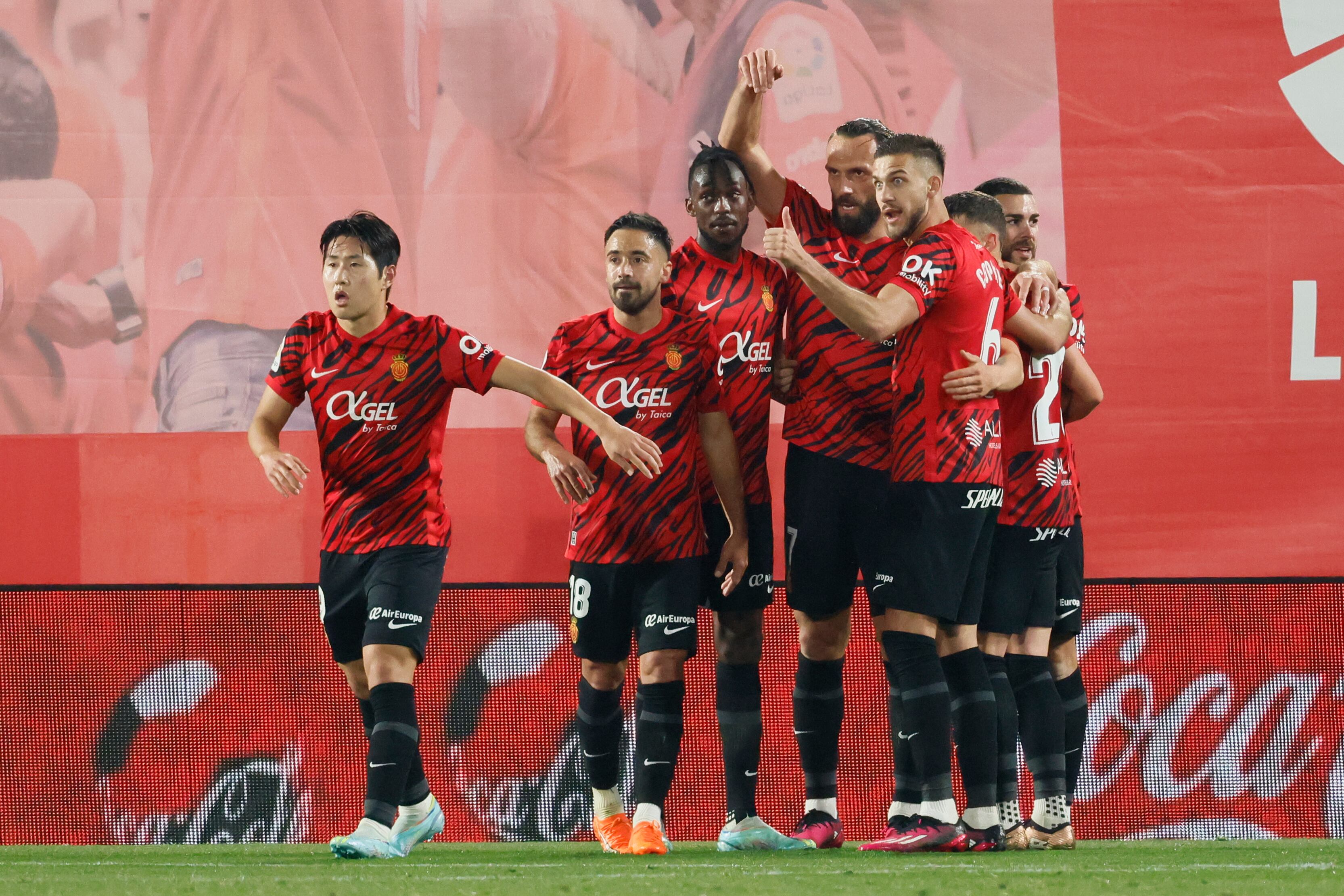 PALMA DE MALLORCA, 18/02/2023. Los jugadores del Villarreal celebran el cuarto gol del equipo balear durante el encuentro correspondiente a la jornada 22 de primera división que disputan hoy sábado frente al Villarreal en el estadio de Son Moix, en Mallorca. EFE/CATI CLADERA.
