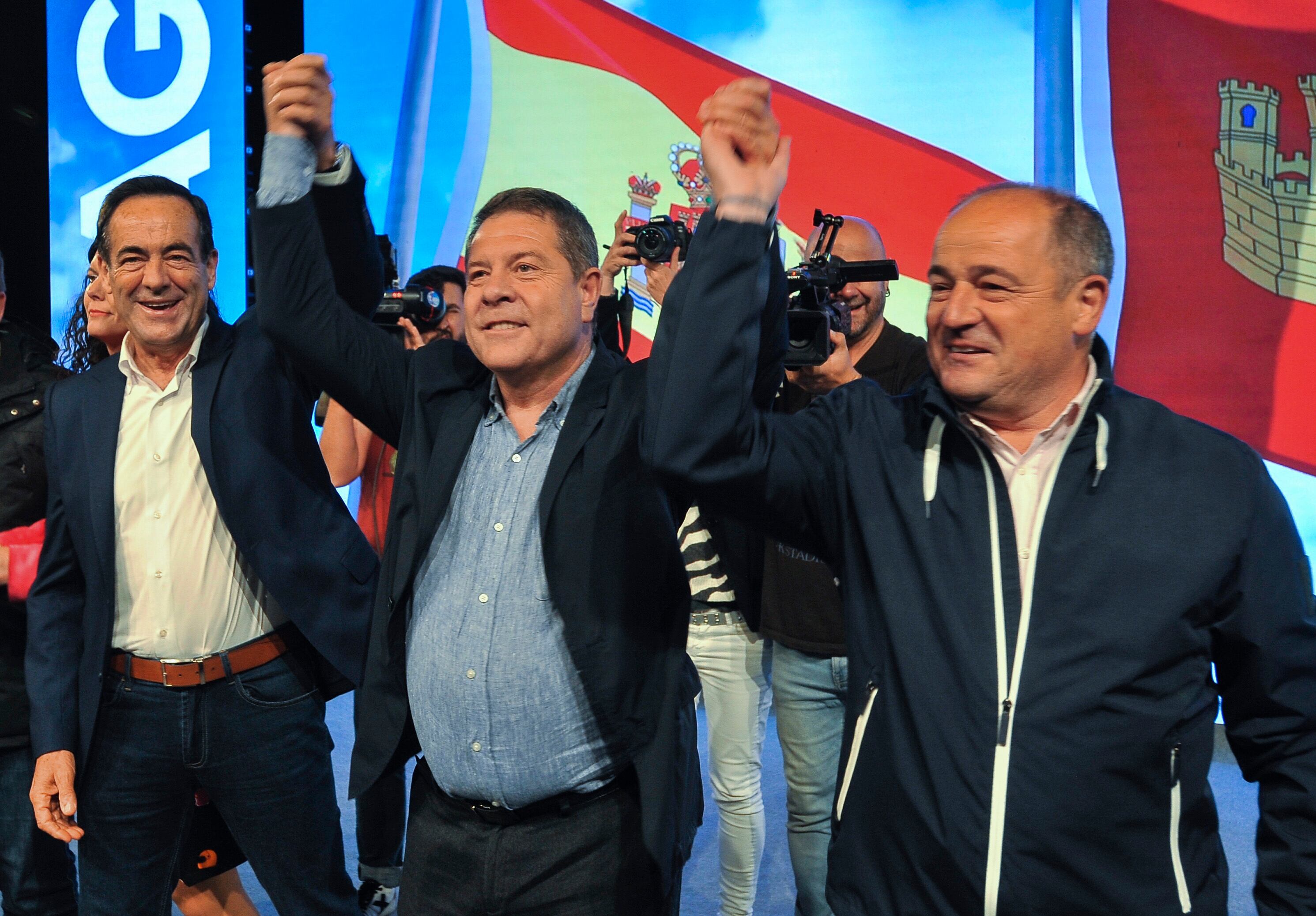 ALBACETE, 25/05/2023.- El candidato del PSOE a la presidencia de Castilla-La Mancha, Emiliano García-Page, el candidato socialista a la alcaldía de Albacete, Emilio Sáez (d), y el expresidente de la Junta y ex ministro José Bono (i) durante el acto electoral del partido celebrado este jueves en Albacete. EFE/Manuel Podio