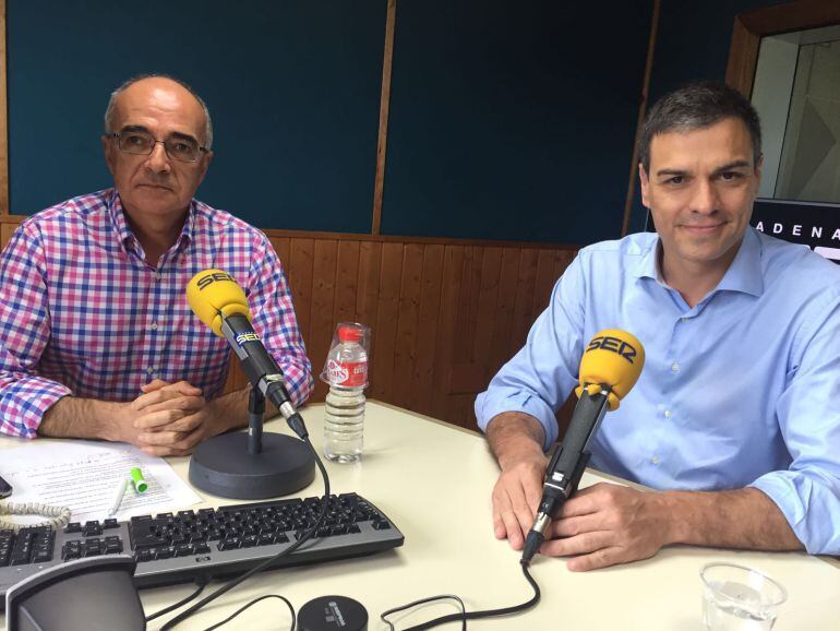 Pedro Sánchez y Pedro Aresti en el estudio de La Ventana de Cantabria.