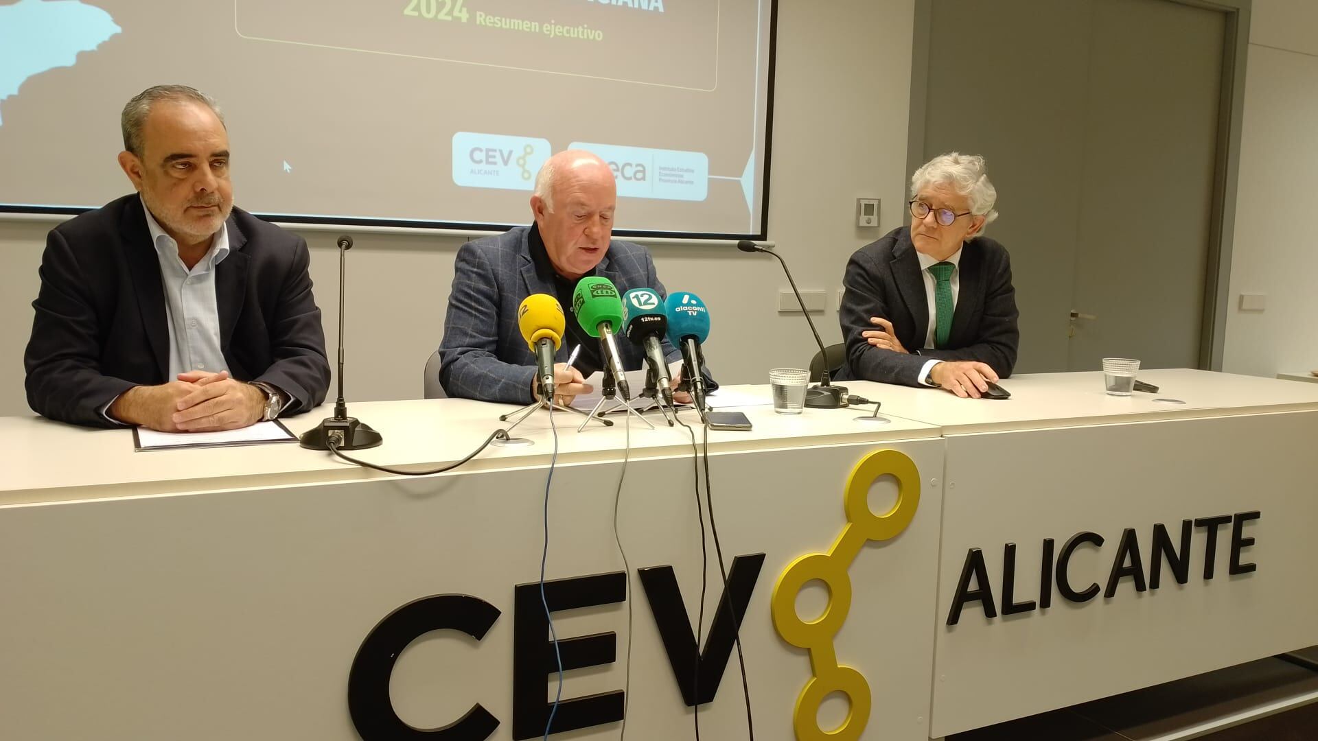 De izquierda a derecha: Nacho Amirola, presidente de INECA, Joaquín Pérez, presidente de CEV Alicante y Francisco Llopis, jefe de Estudios de INECA