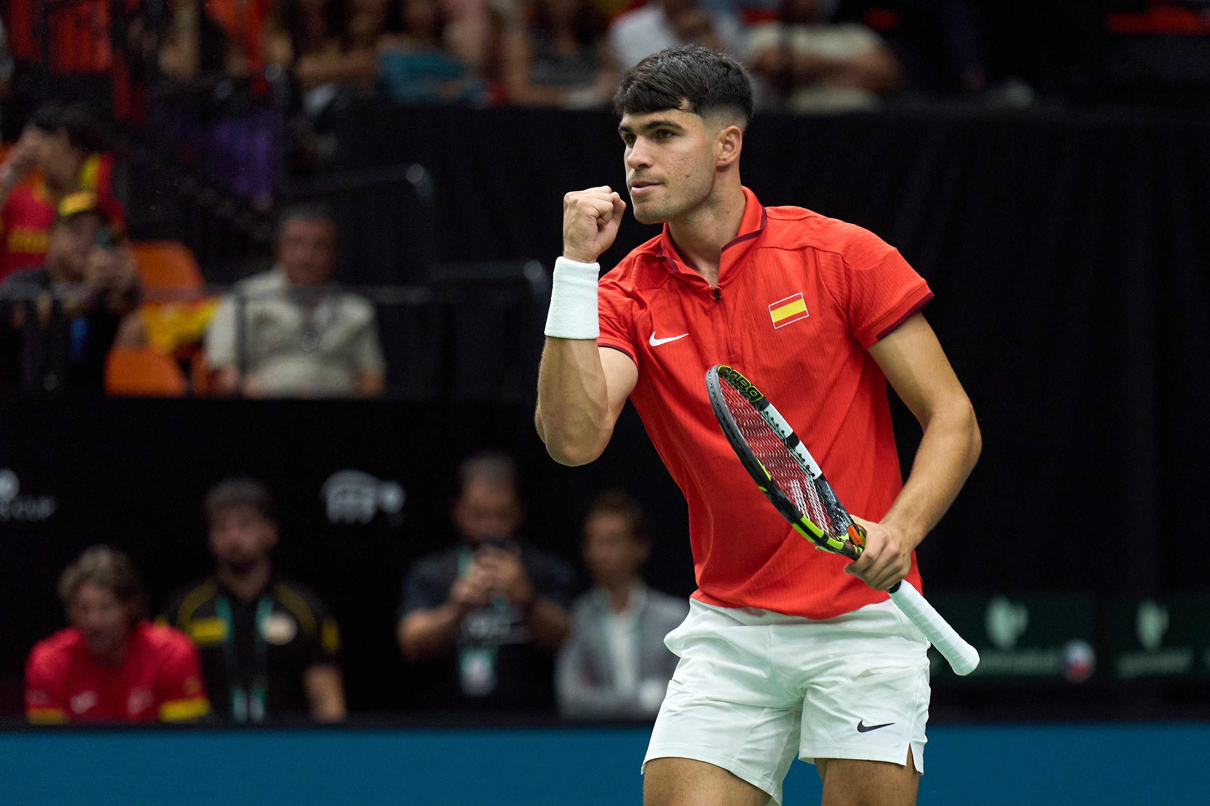 Carlos Alcaraz celebra un punto frente a Ugo Humbert en la Copa Davis