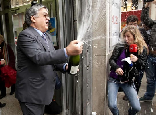 El propietario de la administración número 97 de Barcelona, veterana administración de la plaza Urquinaona de Barcelona, con más de 60 años de historia, Pedro Fortuño, celebra con cava el haber repartido 3 millones de euros al vender una única serie del número 79250, agraciado con el primer premio de la Lotería de Navidad