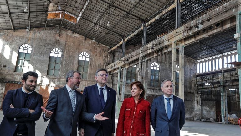 El president de la Generalitat, Ximo Puig (c), la presidenta de la Sociedad Estatal de Participaciones Industriales (SEPI), Pilar Platero, junto al conseller de Cultura, Vicent Marzá (i), el alcalde de Sagunto, Francisco Fernández (2i), y el delegado del 