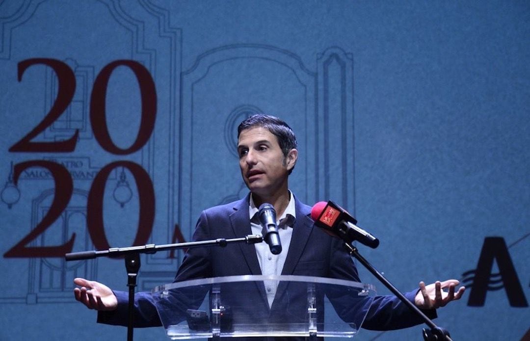 El alcalde de Alcalá de Henares, Javier Rodríguez Palacios, durante la presentación, este miércoles, de la programación de la nueva temporada del Teatro Salón Cervantes.