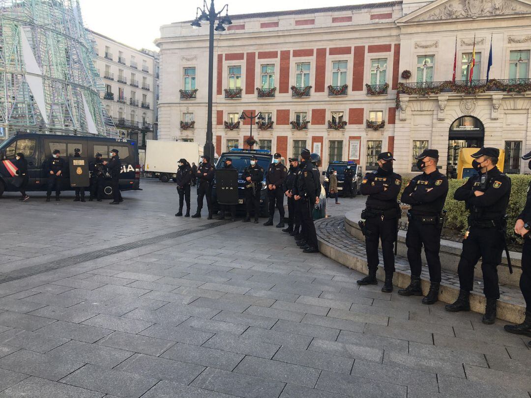Los distintos grupos operativos en la Puerta del Sol