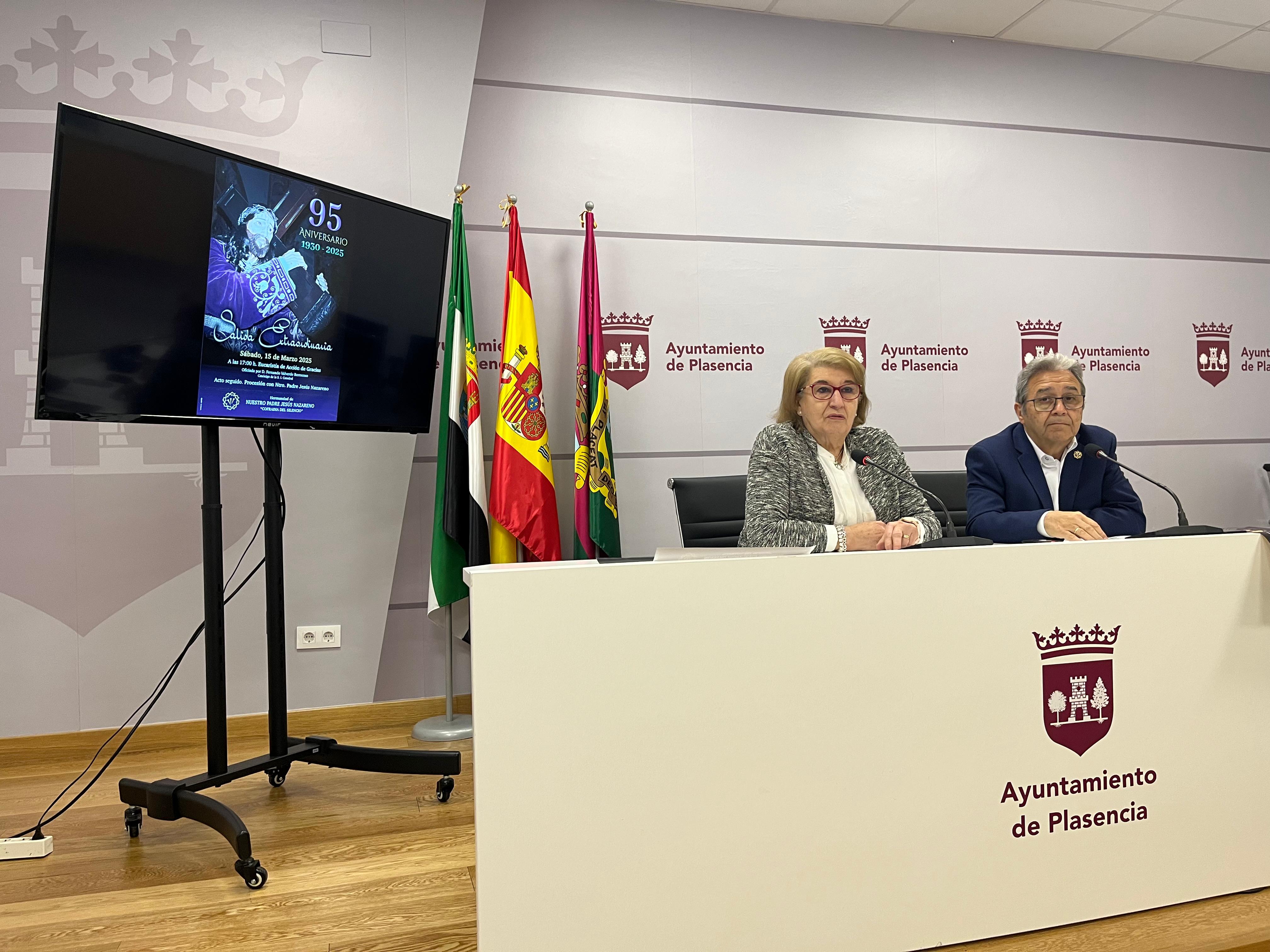 La Concejala de Cultura, Marisa Bermejo, junto con Juan Pedro Fuentes, Hermano Mayor de la Hermandad del Silencio