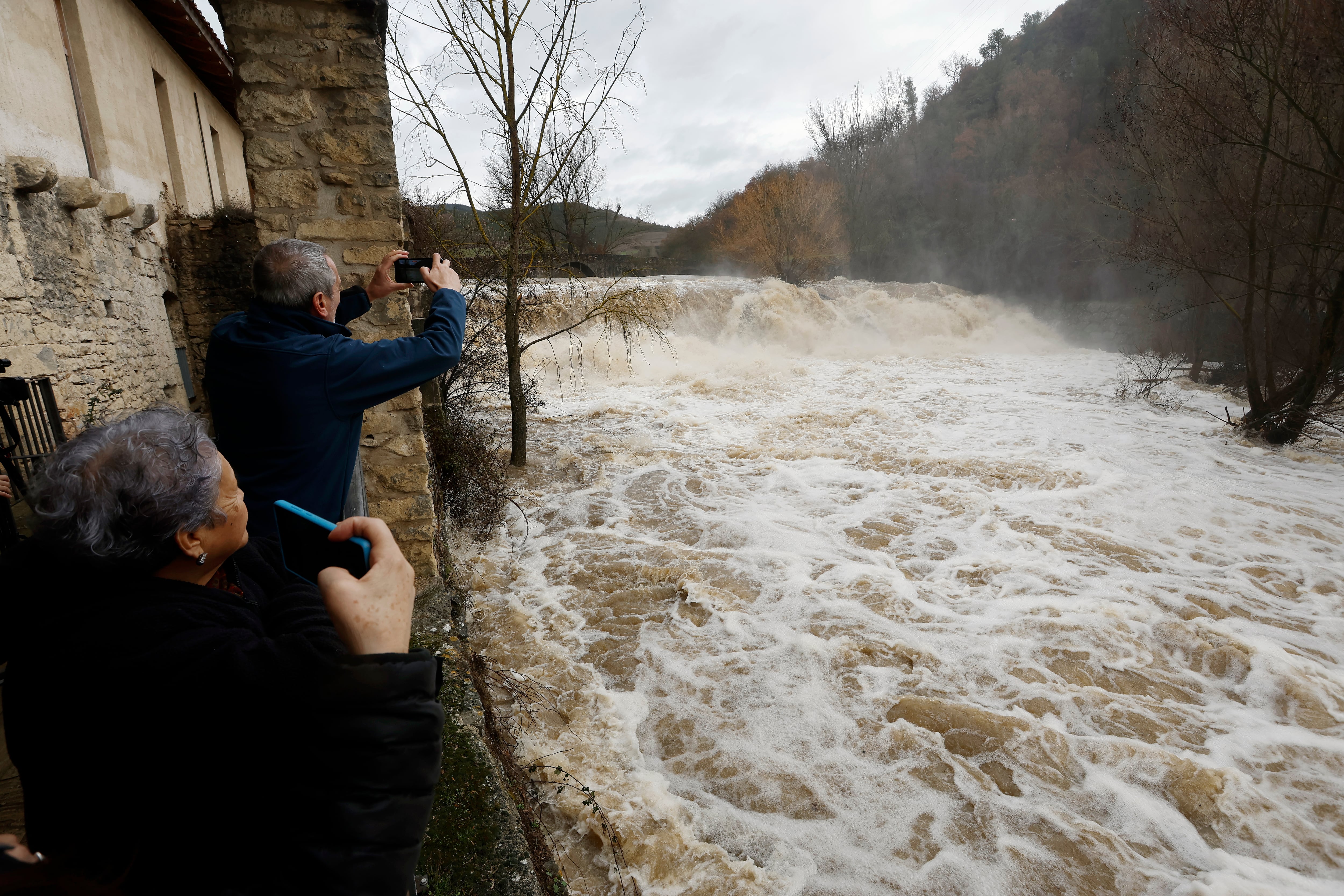 Aspecto que presenta la cascada de la Trinidad de Arre con el rio Ultzama a su paso por la localidad de Villava tras las lluvias de estos días. 