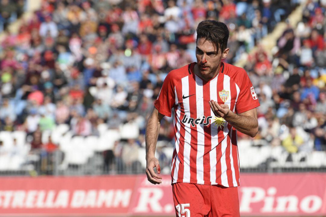 Juan Ibiza sangrando en el partido contra el Córdoba.