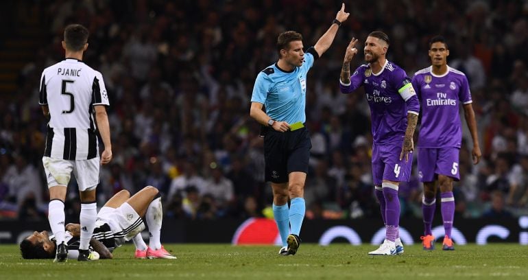 Sergio Ramos protesta al árbitro Felix Brych en la final de la Champions League de Cardiff (2017).