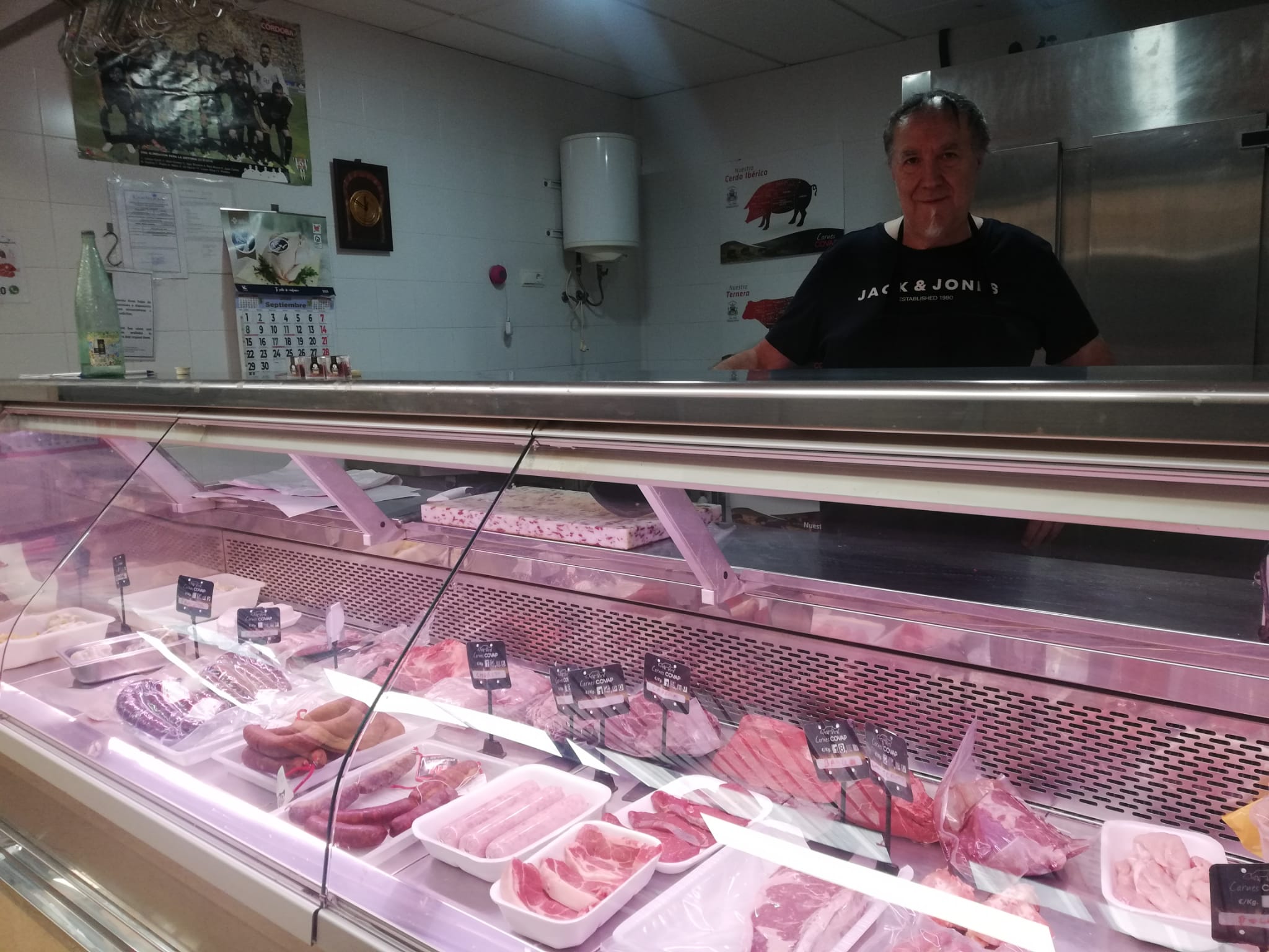 Rafael Jiménez, el último tendero del mercado del barrio del Naranjo, en Córdoba