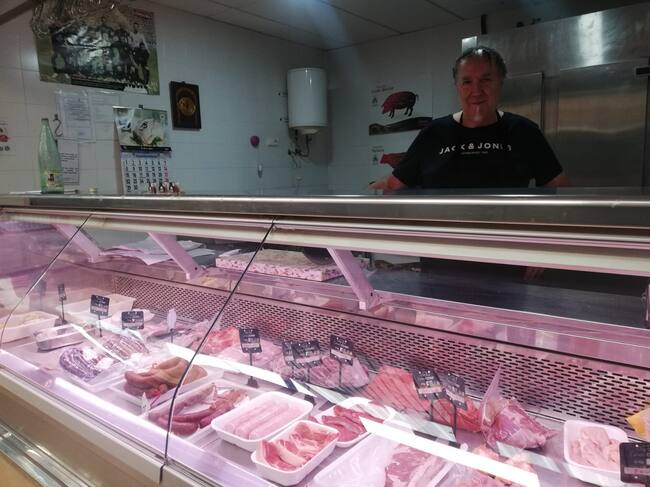 Rafael Jiménez, el último tendero del mercado del barrio del Naranjo, en Córdoba