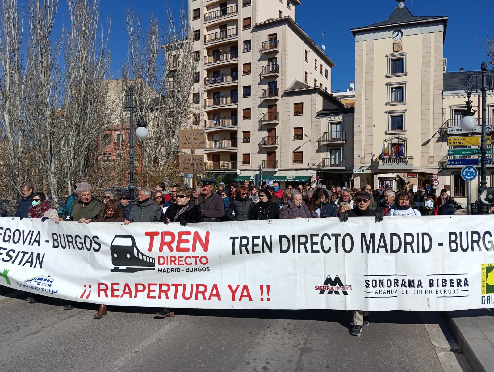 La manifestación a su paso por el puente Duero