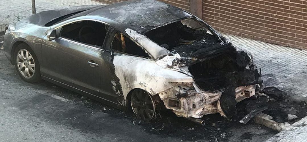 Coche calcinado en la avenida de Castilla y León de Sanse