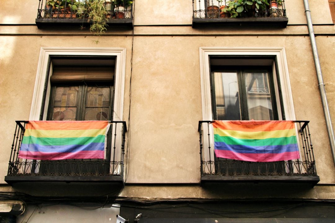 Banderas arcoiris en los balcones.