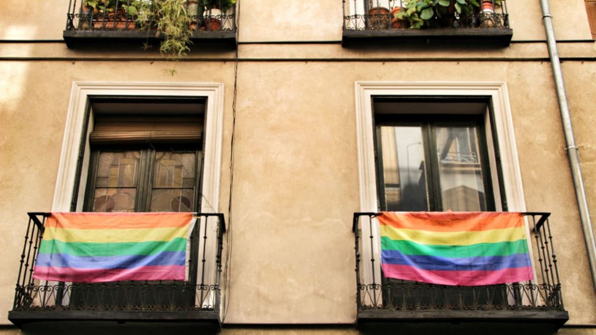 Un joven retira la bandera arcoíris de su balcón en Náquera (Valencia) tras ser increpado y amenazado por dos hombres