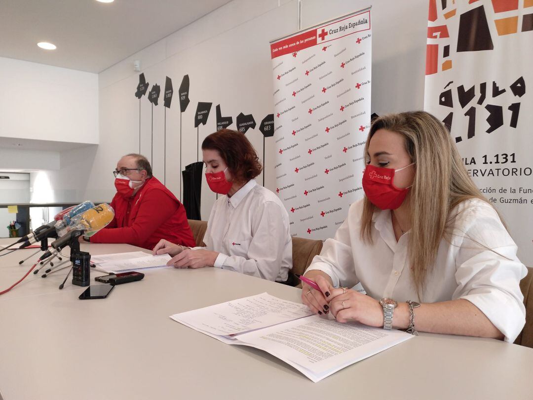 Jorge Muñoz, presidente de la Asamblea Comarcal de Cruz Roja en Cebreros, Mercedes Martínez, presidenta de Cruz Roja Ávila y Sara González, coordinadora provincial 