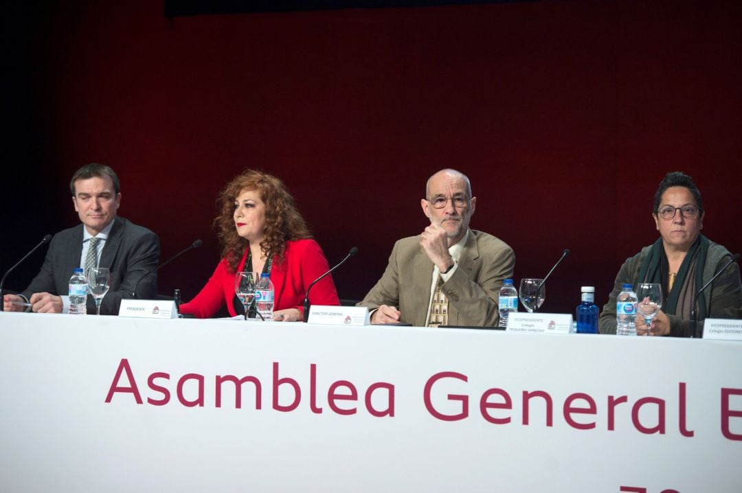 La presidenta de la SGAE, Pilar Jurado (2-d), y la vicepresidenta del Colegio de Pequeño Derecho de la SGAE, Inma Serrano (d), asisten a la jornada decisiva para el futuro de la Sociedad General de Autores (SGAE), este jueves en Madrid, en una asamblea en la que sus socios deben decidir, por tercera vez, si sacan adelante los nuevos estatutos propuestos Jurado, una reforma de la que depende también su readmisión en la confederación 