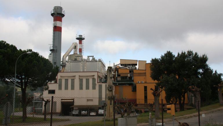 La xemeneia ja no funciona però el seu desmuntatge es retarda.