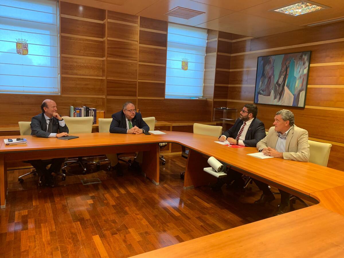 Sánchez Cabrera traslada al consejero de Sanidad las principales necesidades de la capital abulense