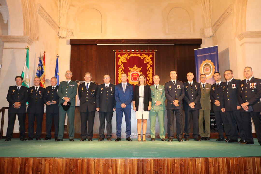 Condecorados de la Policía Local junto a representantes de otras instituciones civiles y militares